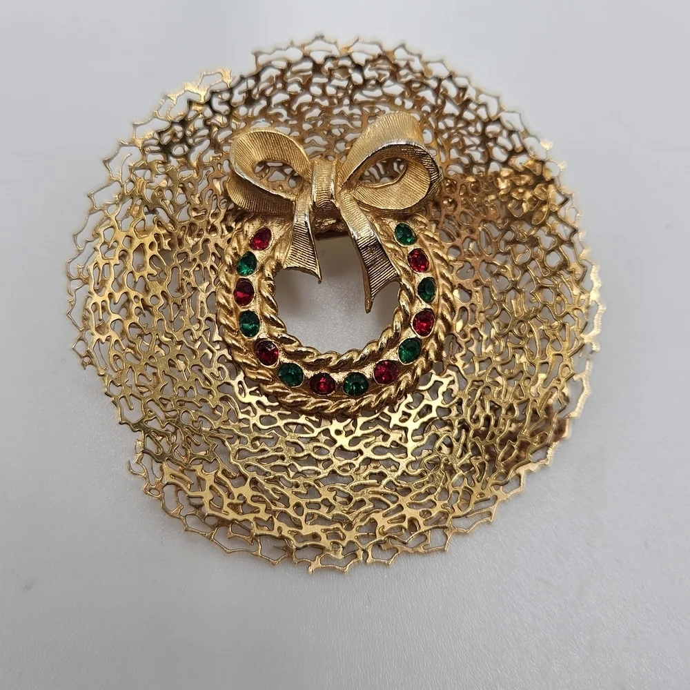 VINTAGE Gold Tone Filigree Rhinestone Christmas Holiday Wreath Brooch Pin MCM